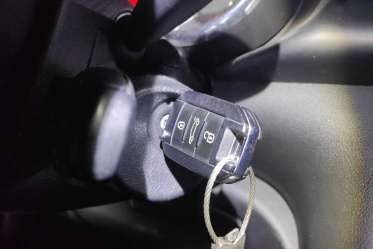Used Peugeot 3008 2015 1.6THP Automatic Classic Edition Vehicle Key