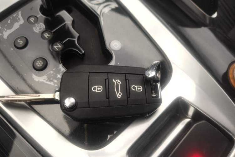 Used Peugeot 3008 2015 1.6THP Automatic Classic Edition Vehicle Key