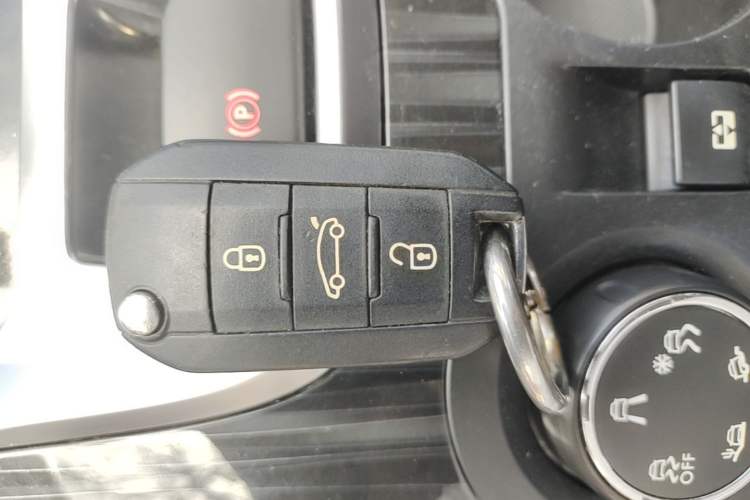 Used Peugeot 3008 2015 1.6THP Automatic Classic Edition Vehicle Key
