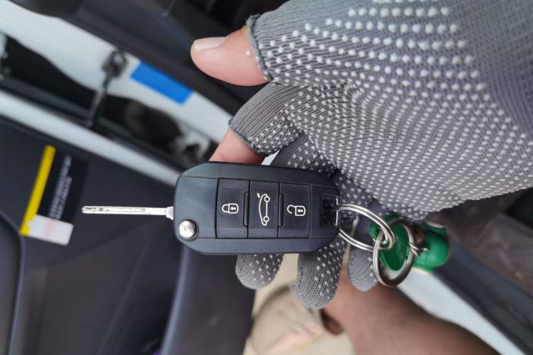 Used Peugeot 3008 2015 2.0L Automatic Classic Edition Vehicle Key