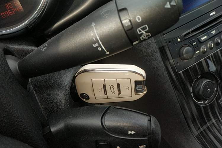 Used Peugeot 3008 2015 2.0L Automatic Classic Edition Vehicle Key