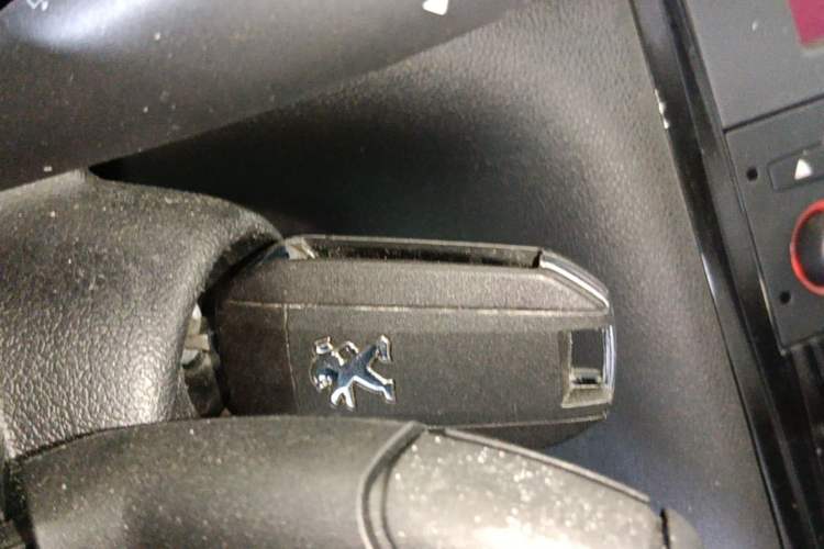 Used Peugeot 3008 2015 1.6THP Automatic Classic Edition Vehicle Key