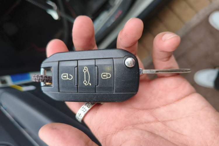 Used Peugeot 3008 2015 2.0L Automatic Classic Edition Vehicle Key