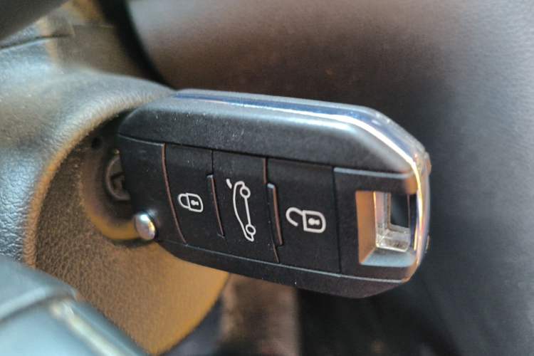 Used Peugeot 3008 2015 2.0L Automatic Classic Edition Vehicle Key