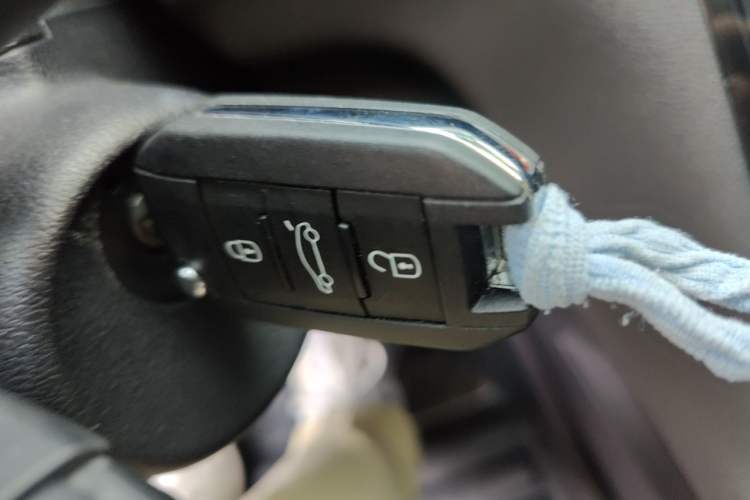 Used Peugeot 3008 2015 2.0L Automatic Classic Edition Vehicle Key