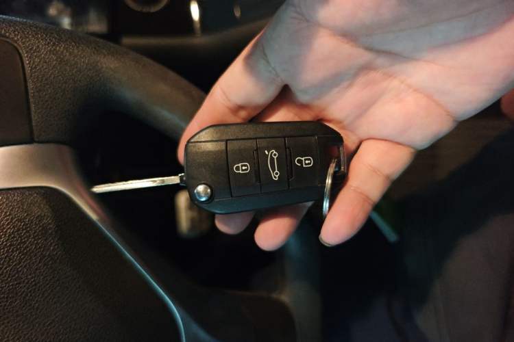 Used Peugeot 3008 2015 2.0L Automatic Classic Edition Vehicle Key