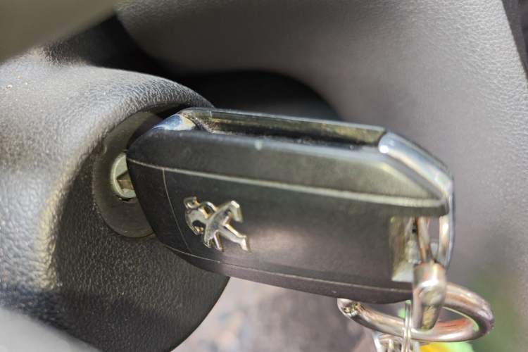 Used Peugeot 3008 2015 1.6THP Automatic Classic Edition Vehicle Key