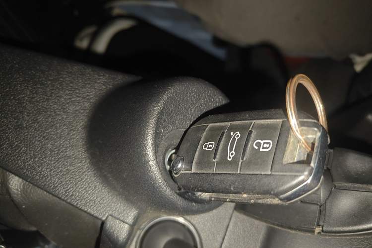 Used Peugeot 3008 2015 2.0L Manual Classic Edition Vehicle Key