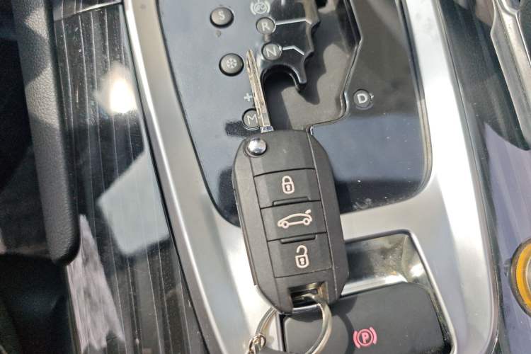 Used Peugeot 3008 2015 1.6THP Automatic Classic Edition Vehicle Key
