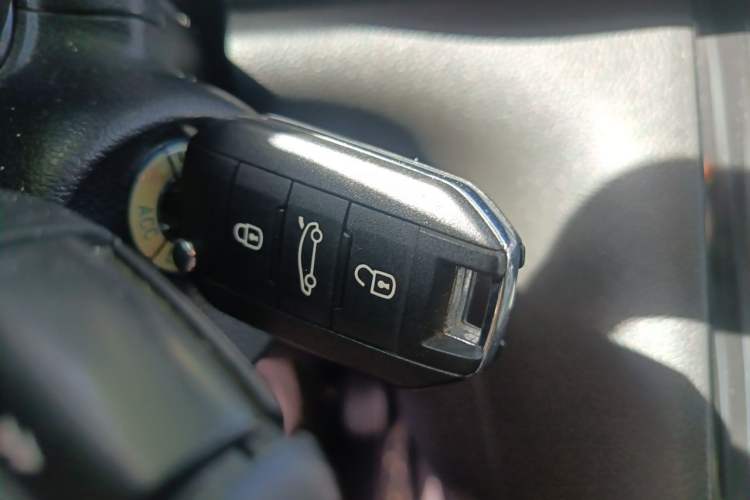 Used Peugeot 3008 2015 2.0L Automatic Trend Edition Vehicle Key