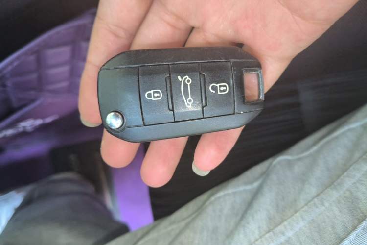 Used Peugeot 3008 2015 1.6THP Automatic Classic Edition Vehicle Key