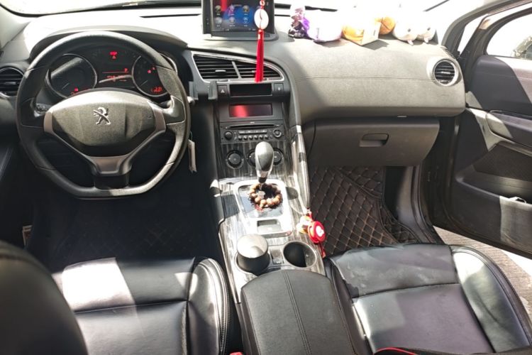 Used Peugeot 3008 2015 2.0L Automatic Classic Edition Center Console