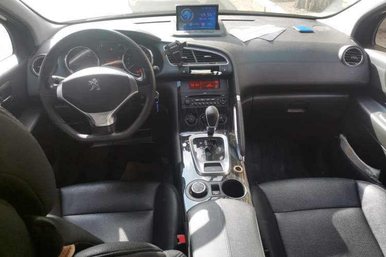 Used Peugeot 3008 2015 1.6THP Automatic Classic Edition Center Console