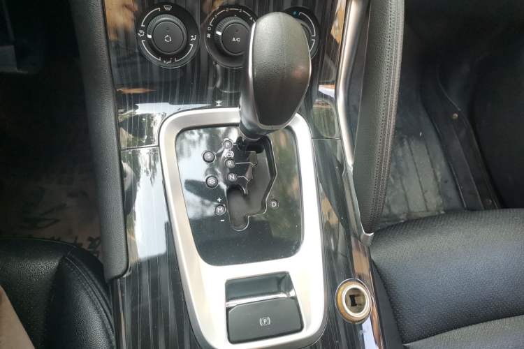 Used Peugeot 3008 2015 1.6THP Automatic Classic Edition Gear Lever