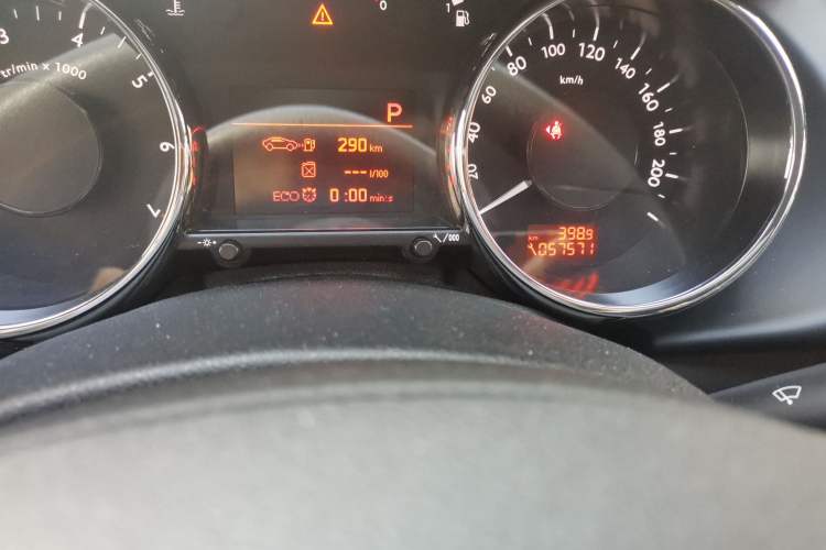 Used Peugeot 3008 2015 1.6THP Automatic Classic Edition Odometer Close Up