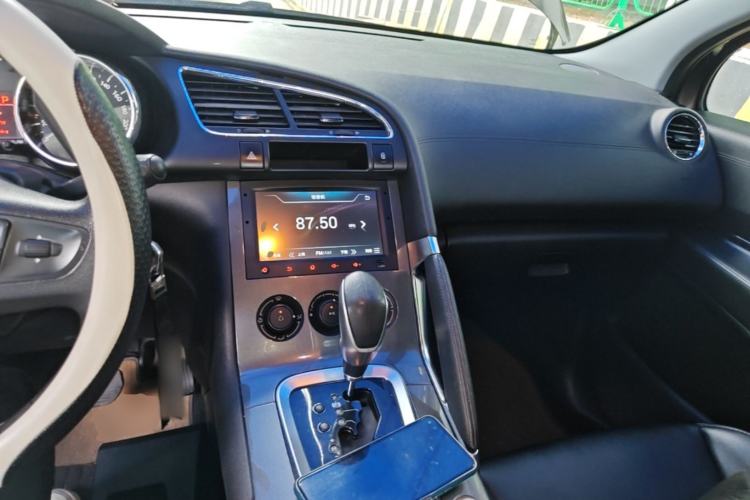 Used Peugeot 3008 2016 1.6THP Automatic Classic Edition Center Console