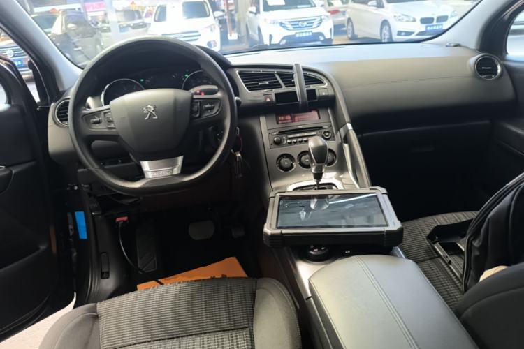 Used Peugeot 3008 2016 1.6THP Automatic Classic Edition Center Console