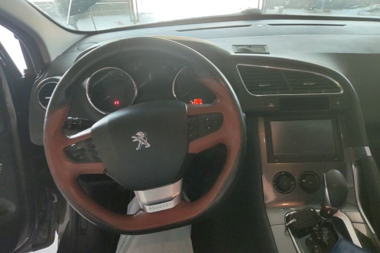 Used Peugeot 3008 2016 1.6THP Automatic Classic Edition Center Console