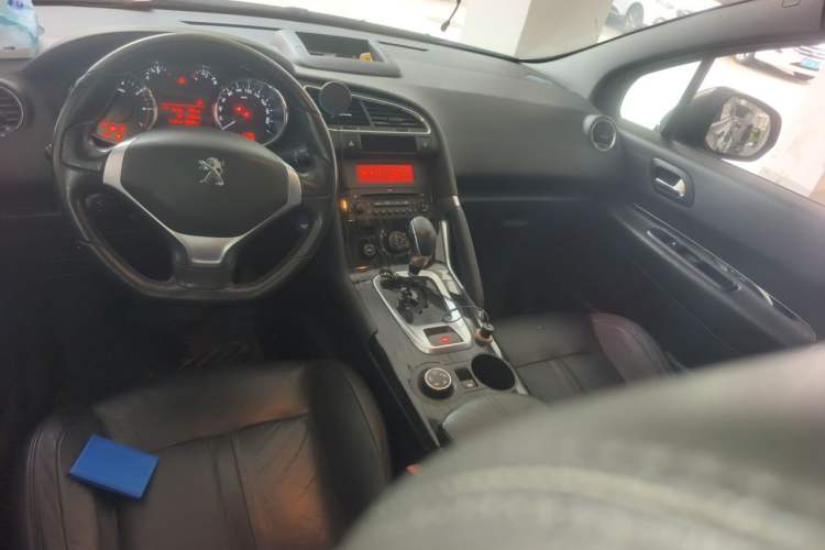 Used Peugeot 3008 2016 1.6THP Automatic Trend Edition Center Console