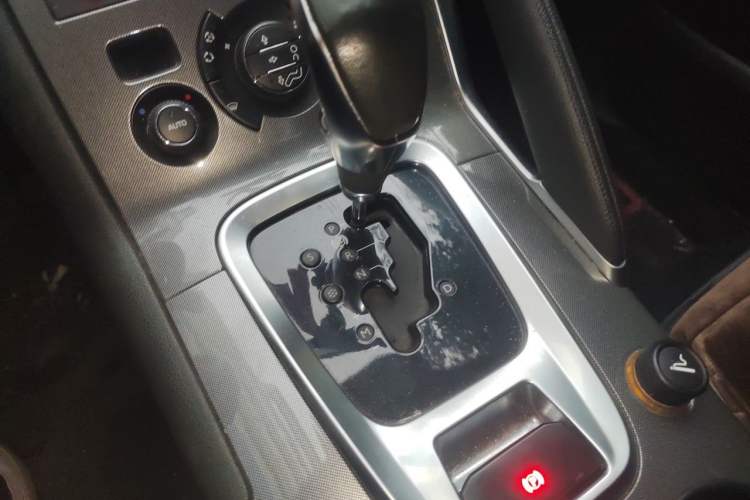 Used Peugeot 3008 2016 1.6THP Automatic Trend Edition Gear Lever