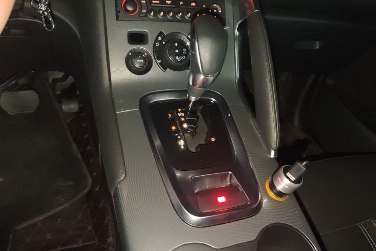 Used Peugeot 3008 2016 1.6THP Automatic Trend Edition Gear Lever