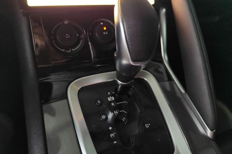 Used Peugeot 3008 2016 1.6THP Automatic Classic Edition Gear Lever