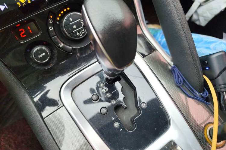 Used Peugeot 3008 2016 2.0L Automatic Trend Edition Gear Lever