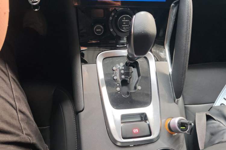 Used Peugeot 3008 2016 1.6THP Automatic Trend Edition Gear Lever