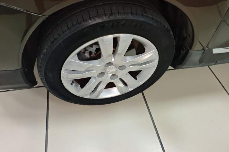 Used Peugeot 3008 2016 1.6THP Automatic Classic Edition Left Front Wheel Hub