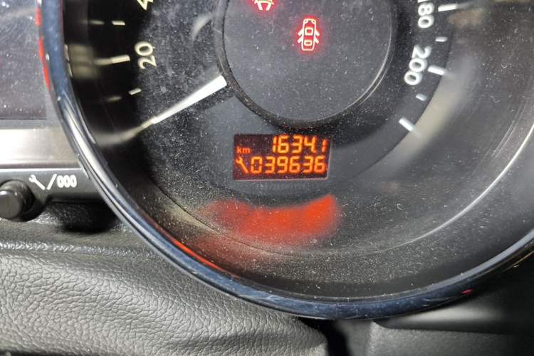 Used Peugeot 3008 2016 2.0L Automatic Classic Edition Odometer Close Up