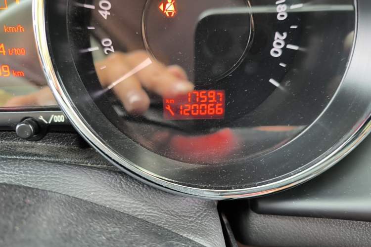 Used Peugeot 3008 2016 1.6THP Automatic Prestige Edition Odometer Close Up
