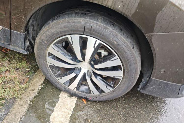 Used Peugeot 3008 2016 1.6THP Automatic Prestige Edition Right Front Wheel Hub