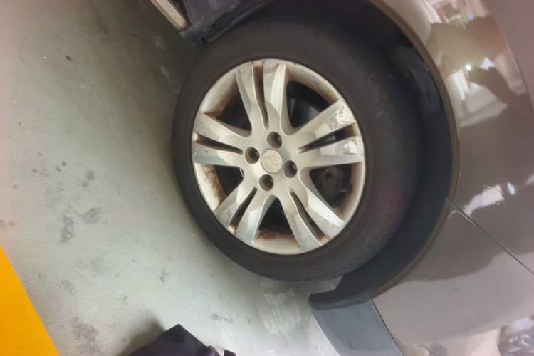 Used Peugeot 3008 2016 1.6THP Automatic Trend Edition Right Front Wheel Hub