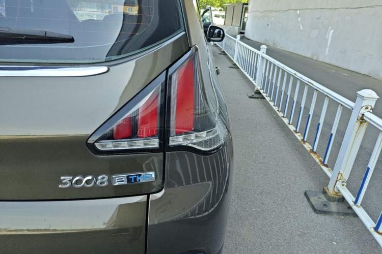 Used Peugeot 3008 2016 1.6THP Automatic Classic Edition Right Rear Taillight