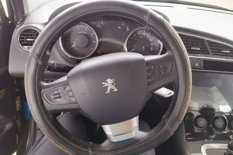 Used Peugeot 3008 2016 1.6THP Automatic Classic Edition Steering Wheel