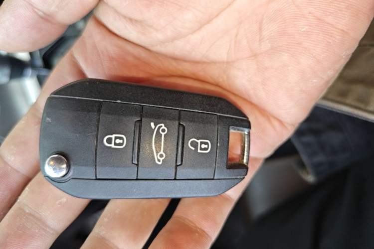 Used Peugeot 3008 2016 1.6THP Automatic Classic Edition Vehicle Key