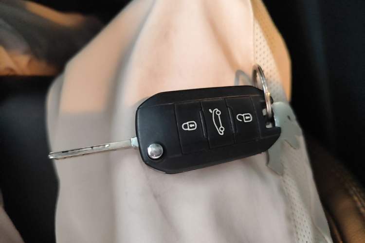 Used Peugeot 3008 2016 1.6THP Automatic Classic Edition Vehicle Key