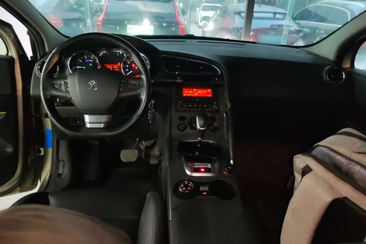 Used Peugeot 3008 2016 1.6THP Automatic Trend Edition Center Console