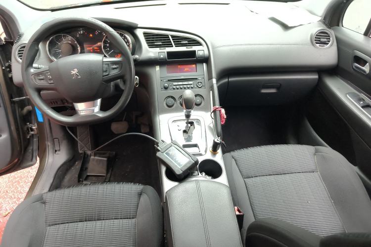 Used Peugeot 3008 2016 2.0L Automatic Classic Edition Center Console