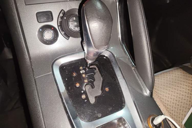 Used Peugeot 3008 2016 1.6THP Automatic Trend Edition Gear Lever
