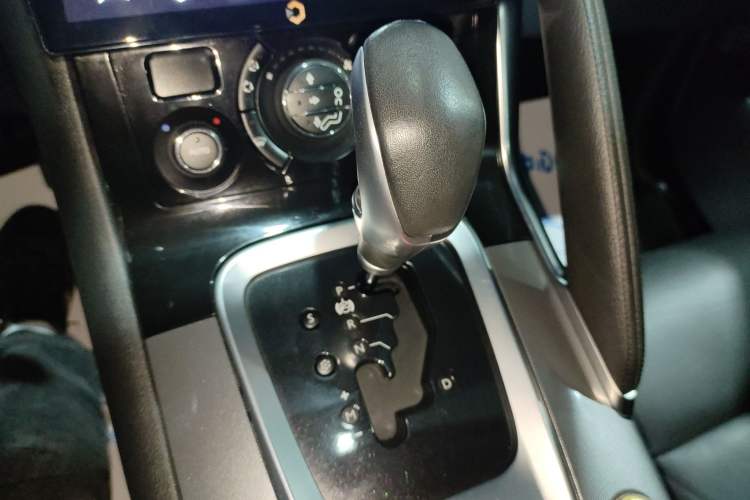 Used Peugeot 3008 2016 1.6THP Automatic Trend Edition Gear Lever