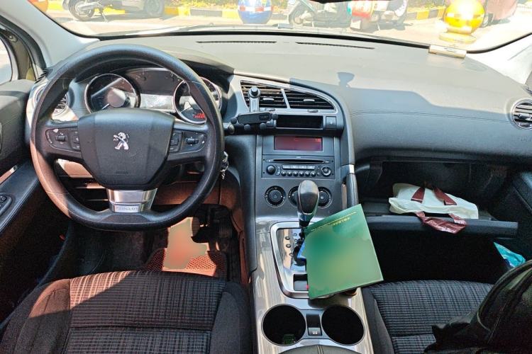Used Peugeot 3008 2016 2.0L Automatic Classic Edition Center Console