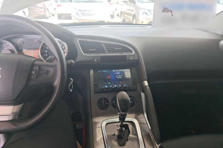 Used Peugeot 3008 2016 2.0L Automatic Classic Edition Center Console