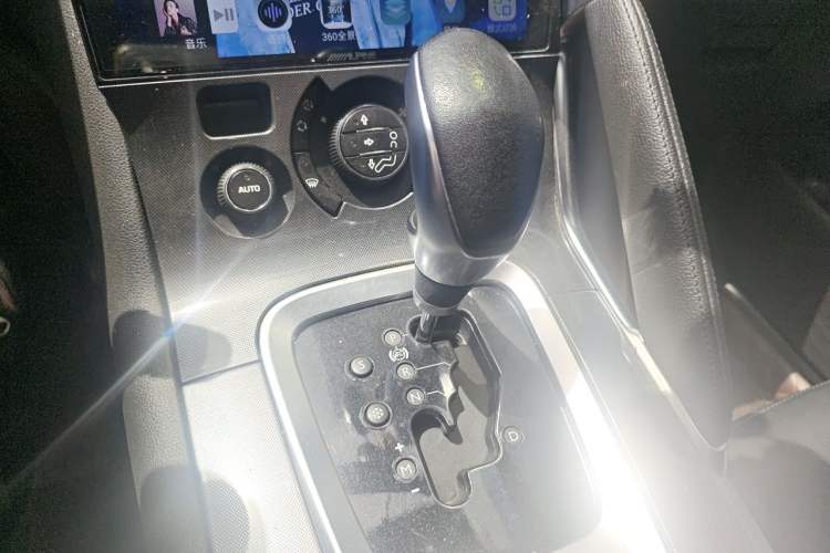 Used Peugeot 3008 2016 1.6THP Automatic Trend Edition Gear Lever