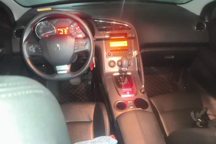 Used Peugeot 3008 2016 1.6THP Automatic Classic Edition Center Console