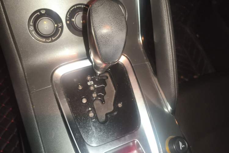 Used Peugeot 3008 2016 1.6THP Automatic Classic Edition Gear Lever