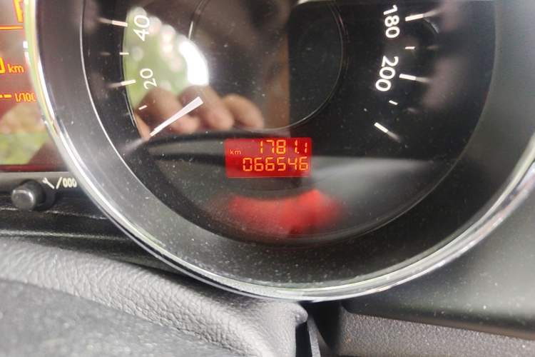 Used Peugeot 3008 2016 2.0L Automatic Trend Edition Odometer Close Up