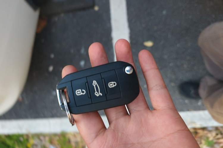 Used Peugeot 3008 2016 1.6THP Automatic Classic Edition Vehicle Key