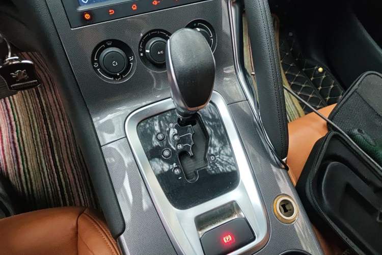 Used Peugeot 3008 2016 2.0L Automatic Standard Edition Gear Lever