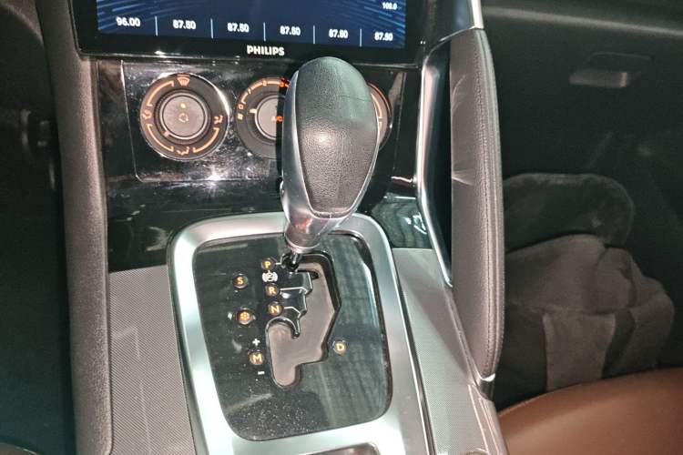 Used Peugeot 3008 2016 2.0L Automatic Standard Edition Gear Lever